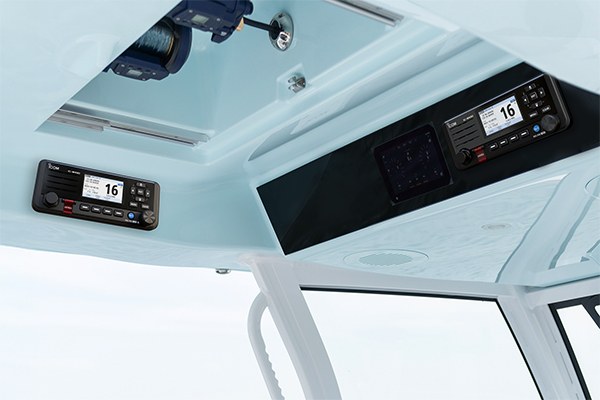 Icom IC-M430E flush mounted in a centre console hard top