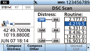 Pantalla de exploración LSD del Icom IC-M804 con frecuencias de socorro y rutina
